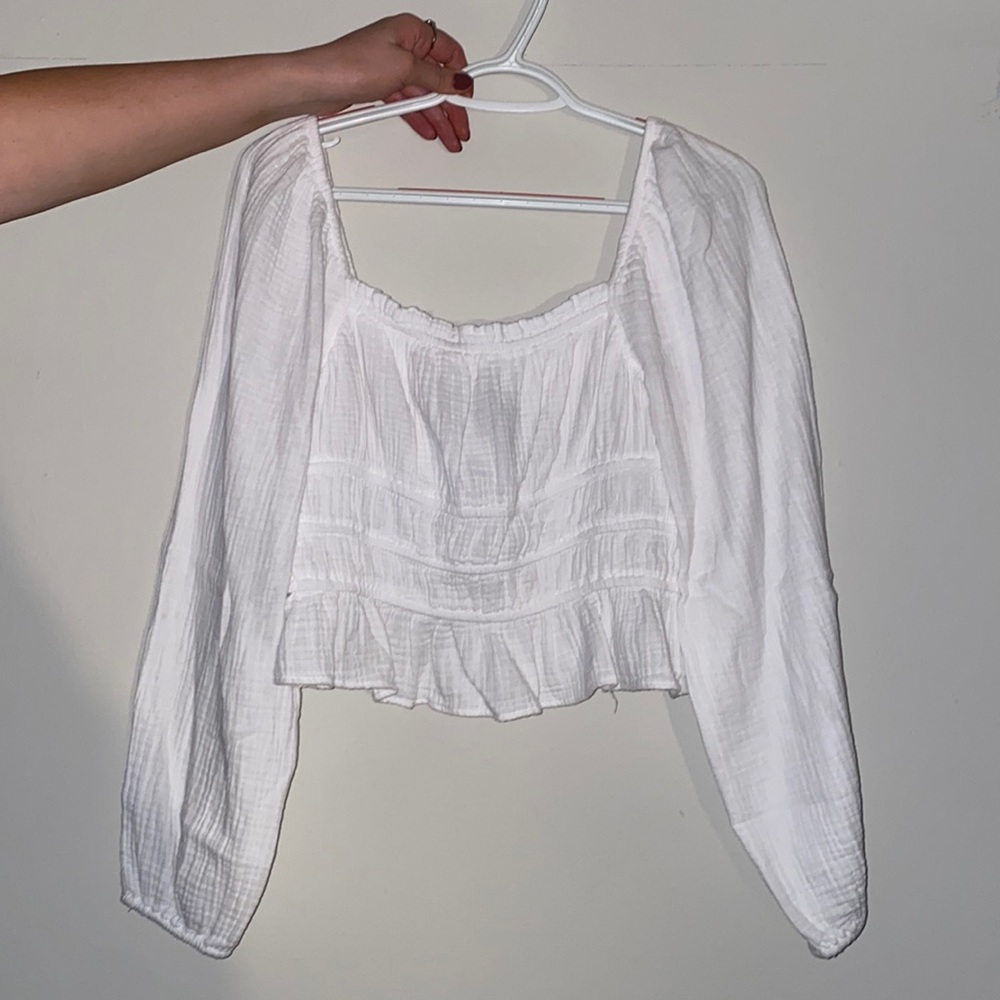 Square neck cropped blouse.